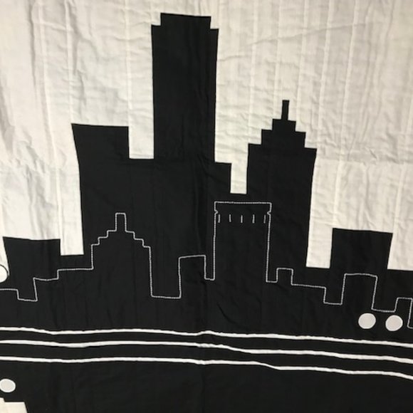 City Skyline Quilted Black & White Wall Hanging - Made by Hand - NEW - Picture 2 of 10
